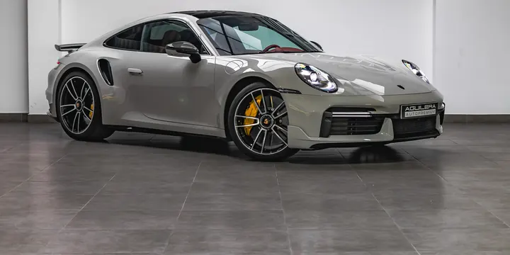 Porsche 911 Turbo S de 2024 en color tiza