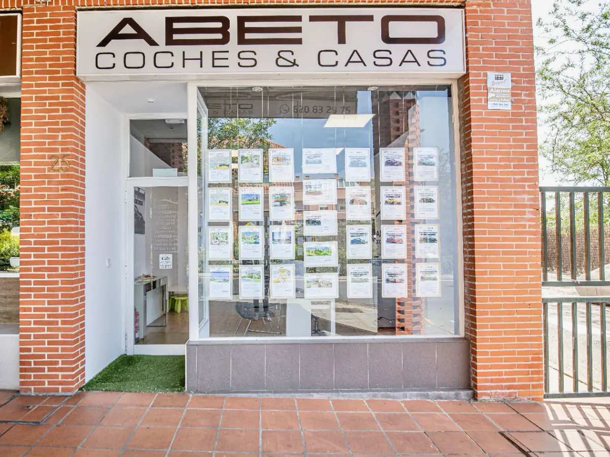 Oficina de Abeto en el Centro Comercial Club de Campo