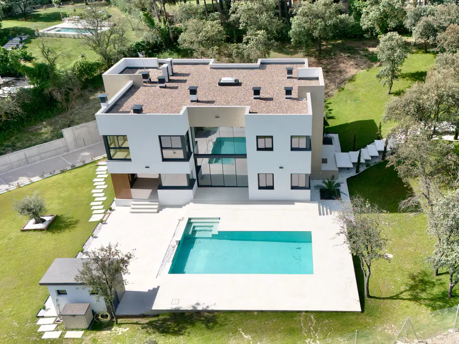 Villa de obra nueva con piscina vista desde el aire
