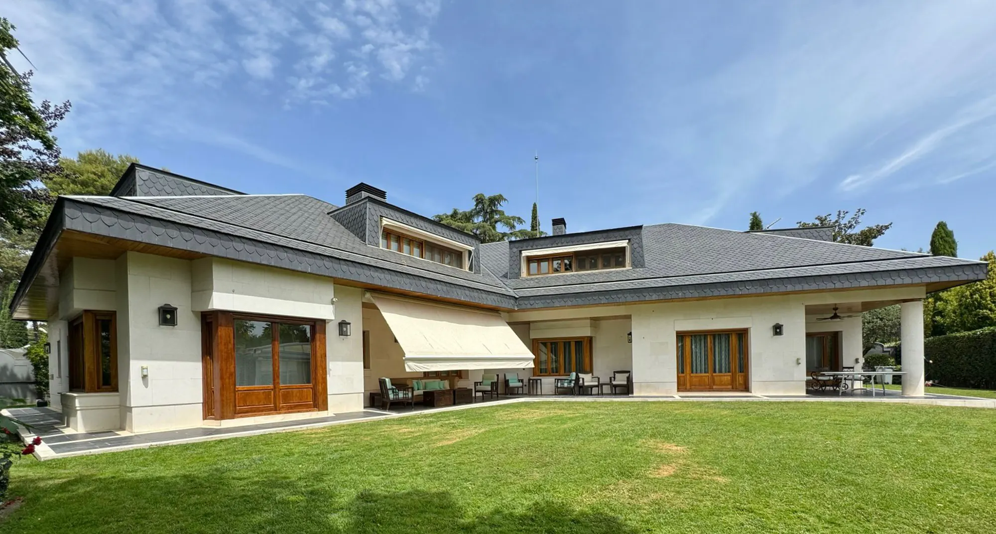 Residencia con piscina climatizada en Conde Orgaz, Madrid