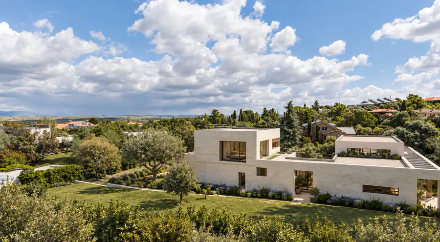 Vista aérea de una villa contemporánea en Ciudalcampo